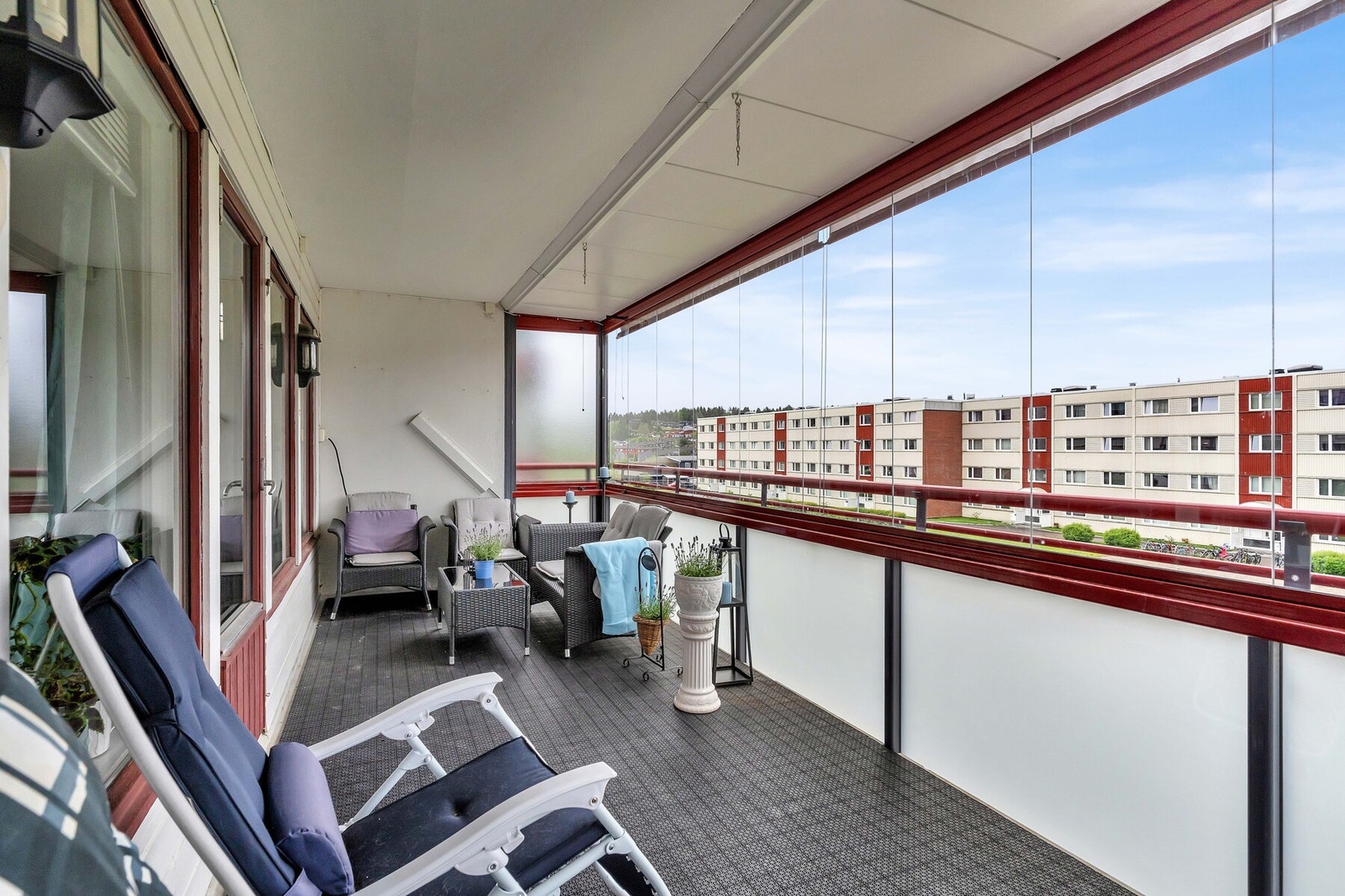 Solrik sydvendt balkong på ca. 15 m² med god plass til utemøbler. Galleribilde