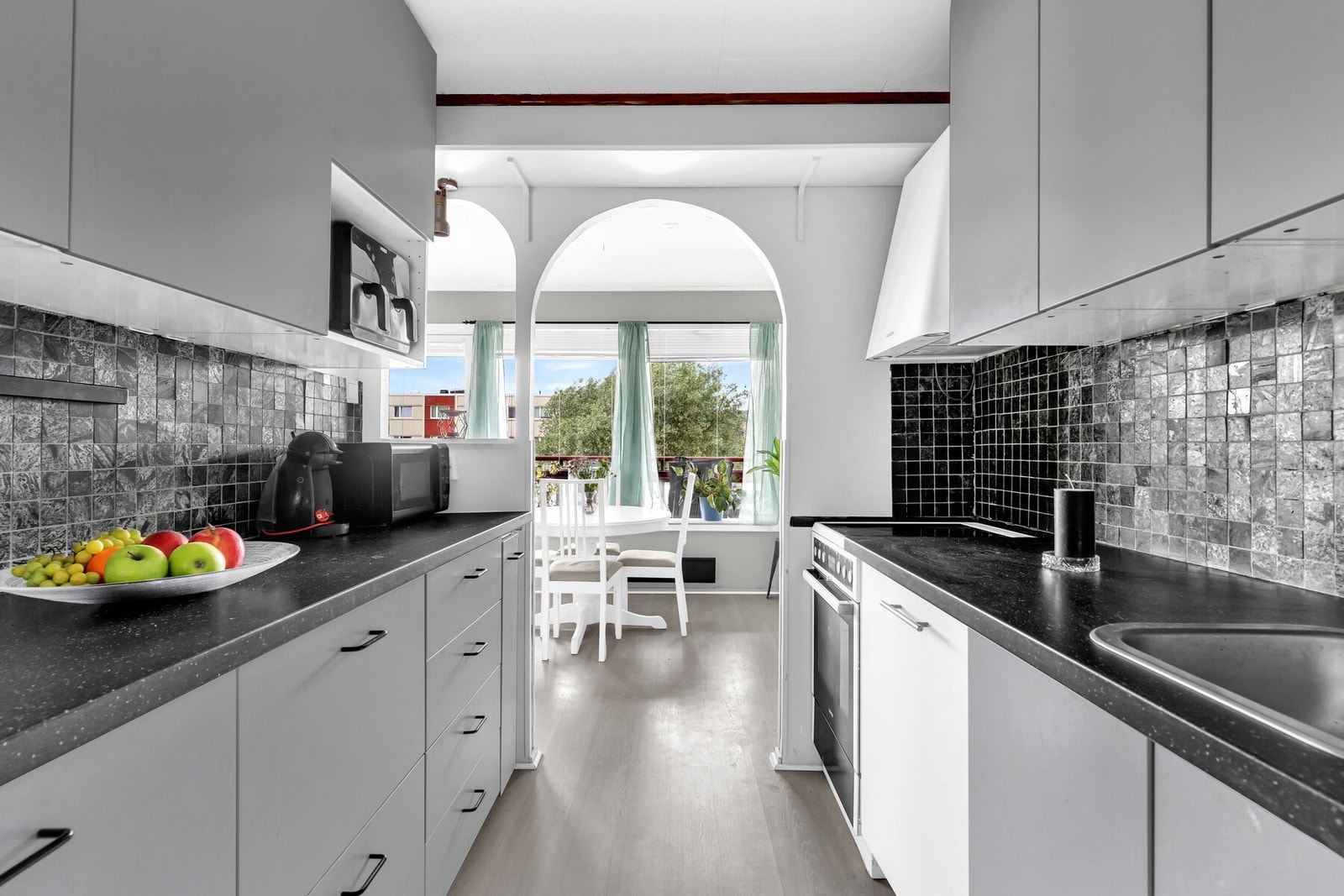 Kjøkkenet ligger i en delvis åpen løsning mot stuen, noe som gjør at man enkelt kan slappe av på sofaen uten å måtte se eller tenke på oppvasken! Galleribilde