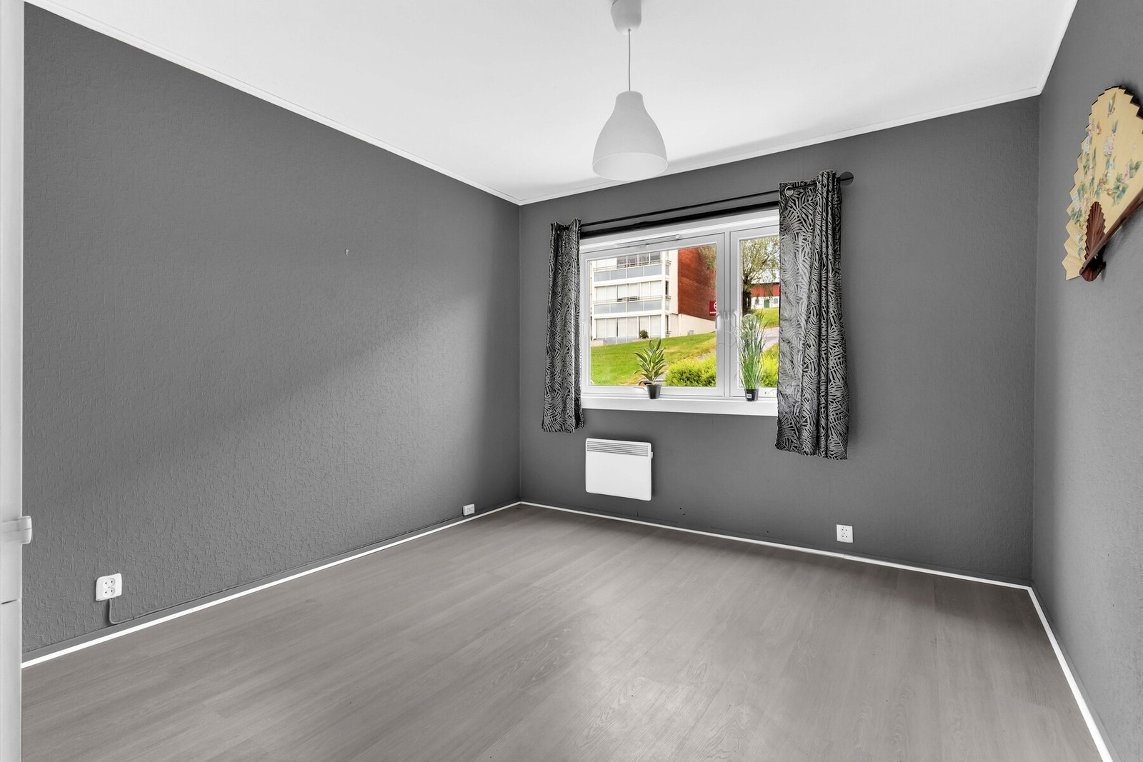 Begge soverommene er malt i gråtoner og belagt med laminatgulv. Galleribilde