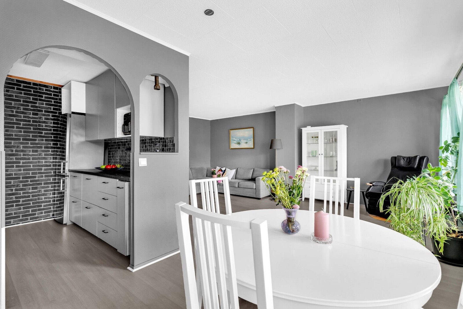 God plass til spisegruppe hvor hele familien kan samles til alle døgnets måltider. Galleribilde