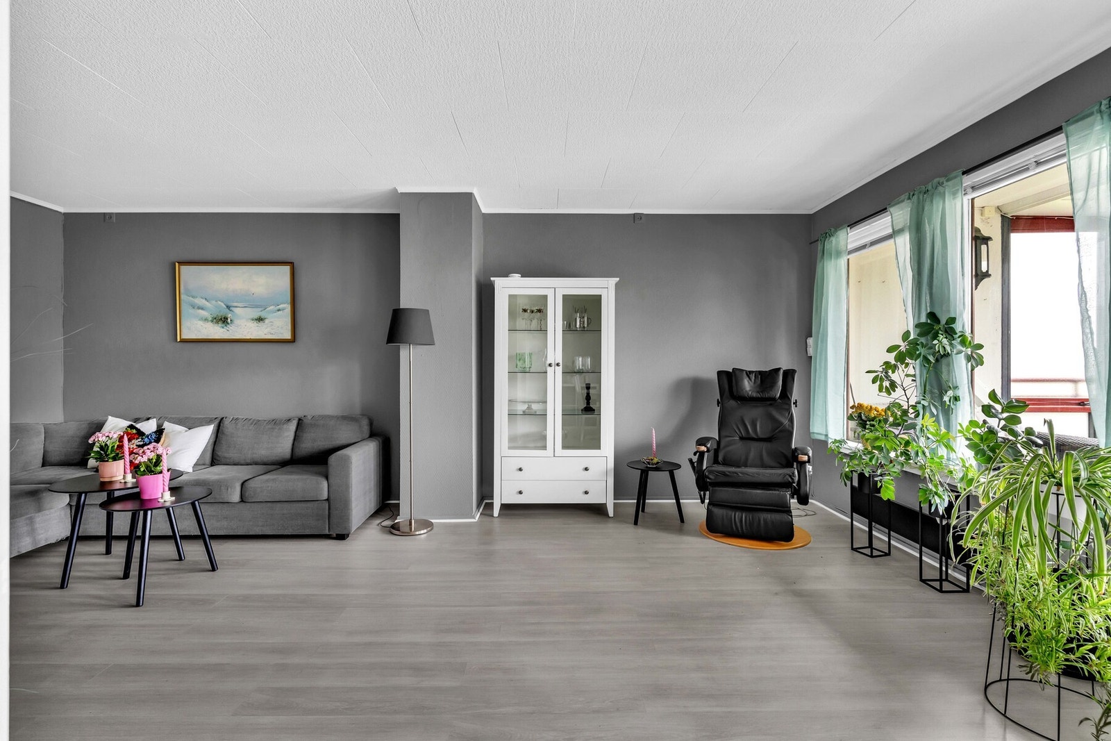 Sjekk ut de herlige vindusflatene som slipper inn rikelig med naturlig lys men med lite til ingen innsyn. Galleribilde