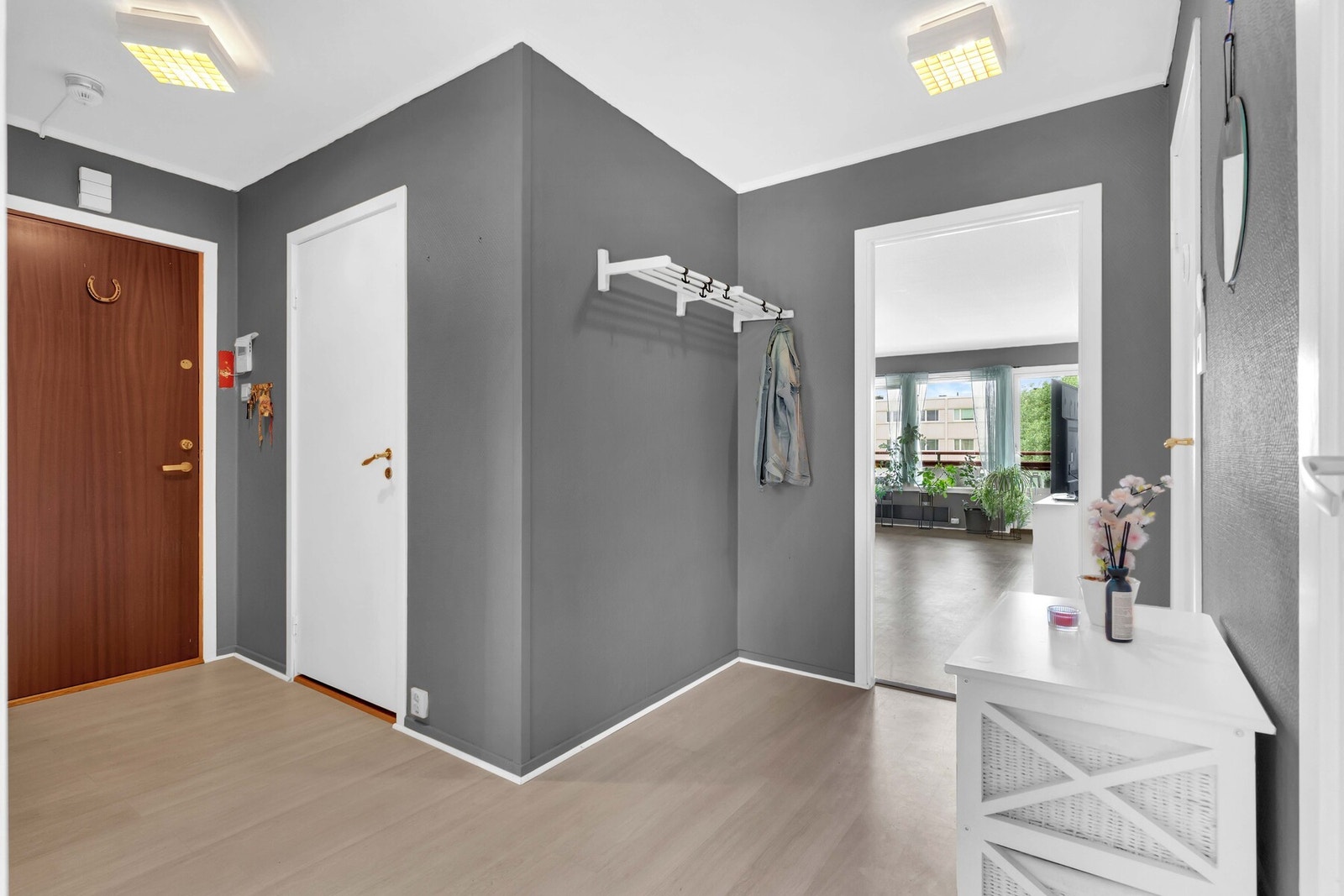 Du ønskes velkommen inn i en romslig og innbydende entré med god plass til å sette fra seg sko og henge fra seg yttertøy. Galleribilde