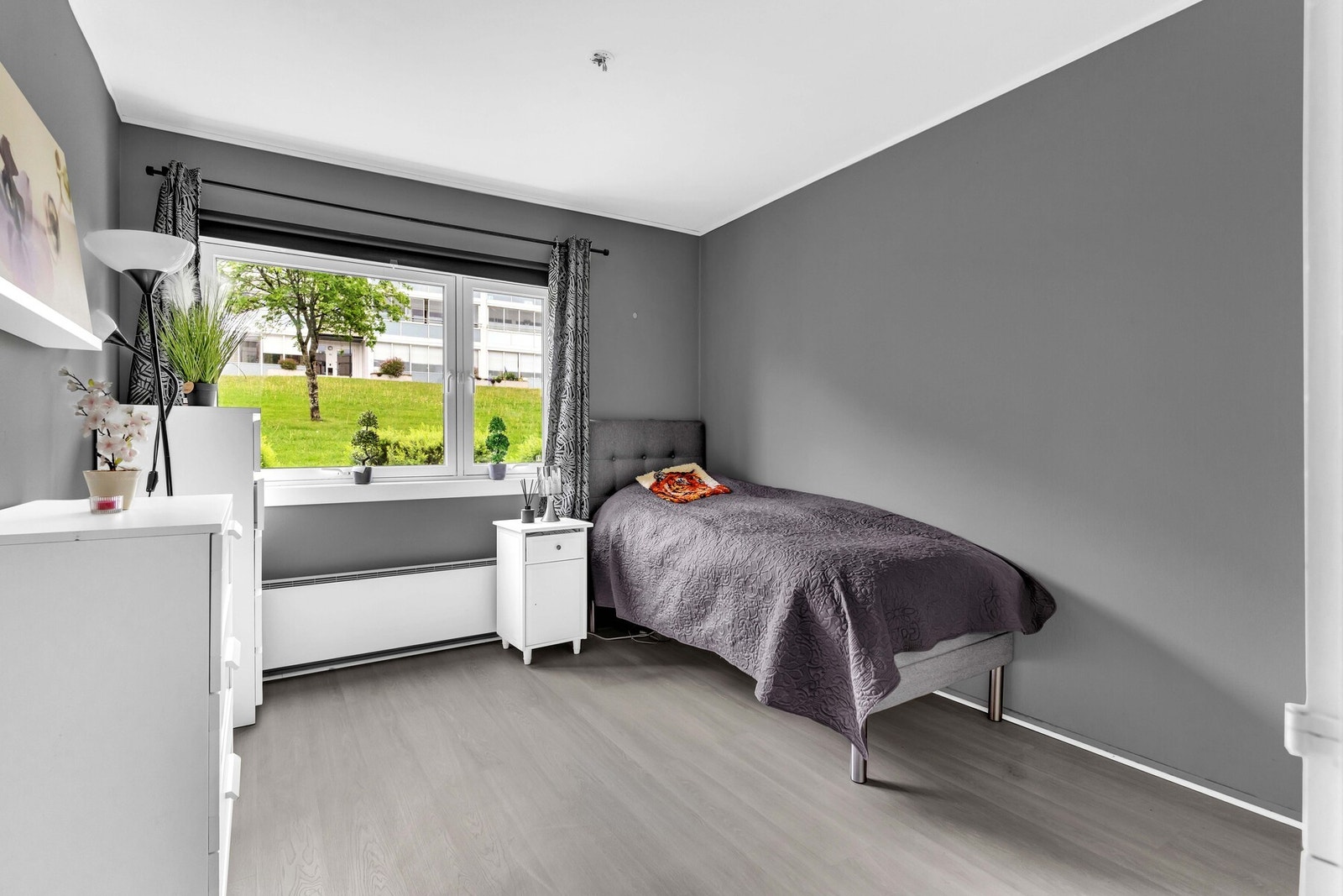 Leiligheten har 2 gode soverom med plass til både dobbeltseng, nattbord og tilhørende garderobeskap. Galleribilde