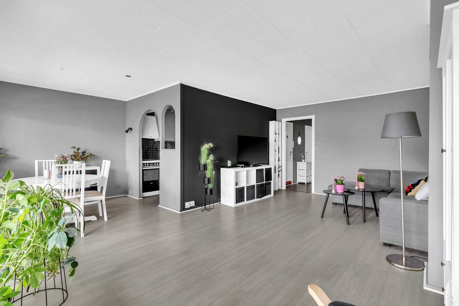 Stuen har en praktisk planløsning som gjør at den enkelt lar seg inndele i ulike sosiale soner. Galleribilde