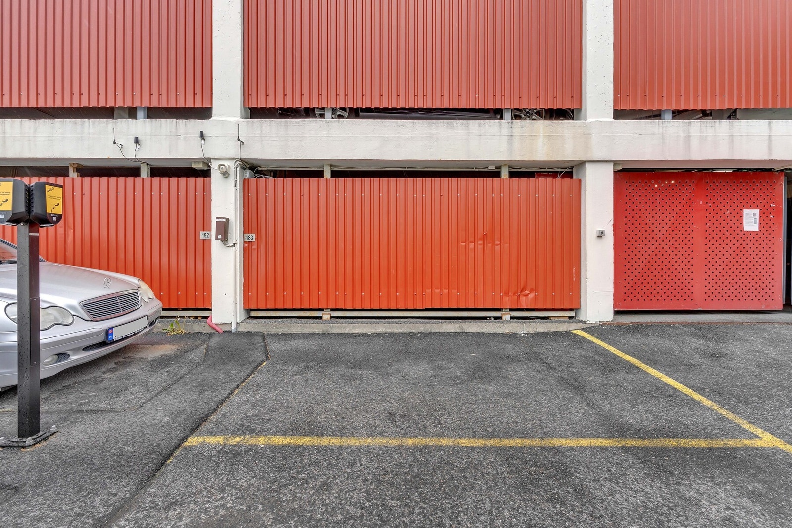 Leiligheten disponerer utvendig biloppstillingsplass med ladeboks som går på felles anlegget. Galleribilde