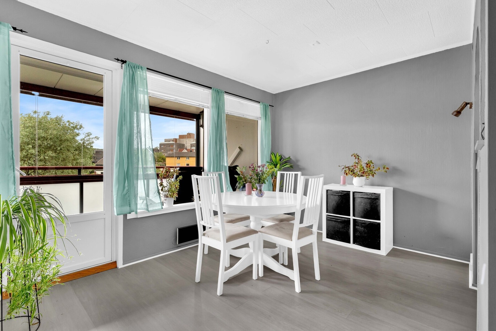 Legg også merke til de avlange vinduene med dype karmer som passer perfekt til blomster og diverse pyntegjenstander. Galleribilde