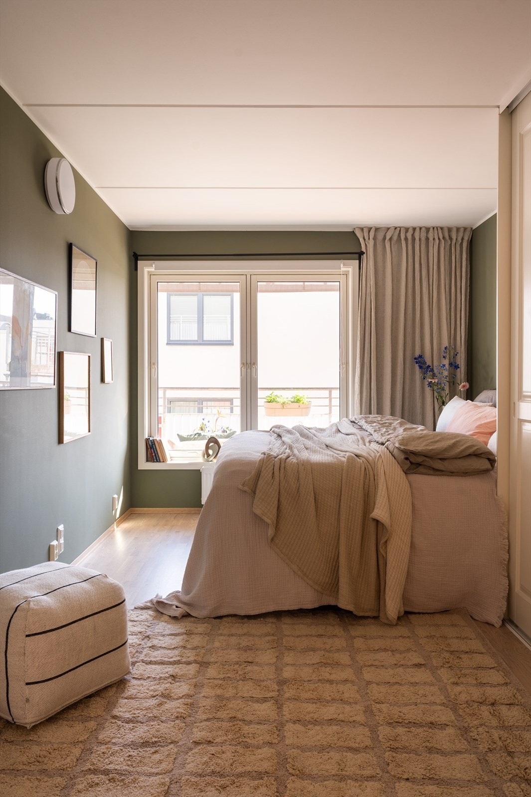 Store vinduer mot balkongen gir godt lys og mulighet for naturlig ventilasjon. Galleribilde