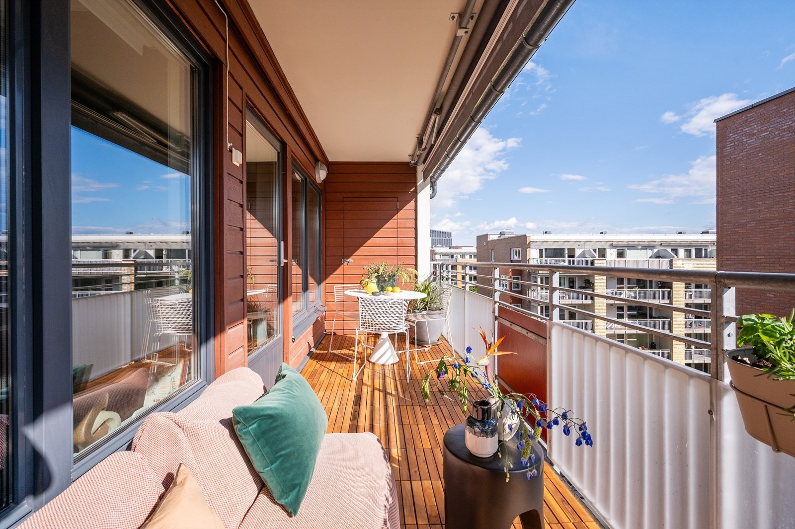 Fra stuen er det utgang til en sydvestvendt balkong på ca. 11 m², som vender ut mot fine fellesarealer. Galleribilde