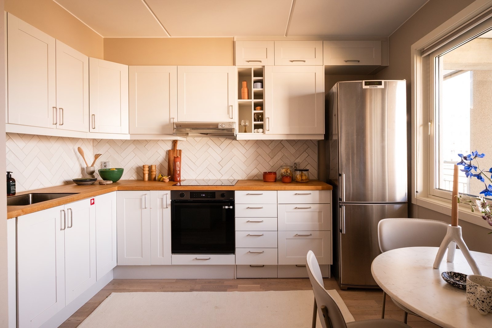 Separat kjøkken med god romfølelse og spiseplass ved vinduet. Galleribilde