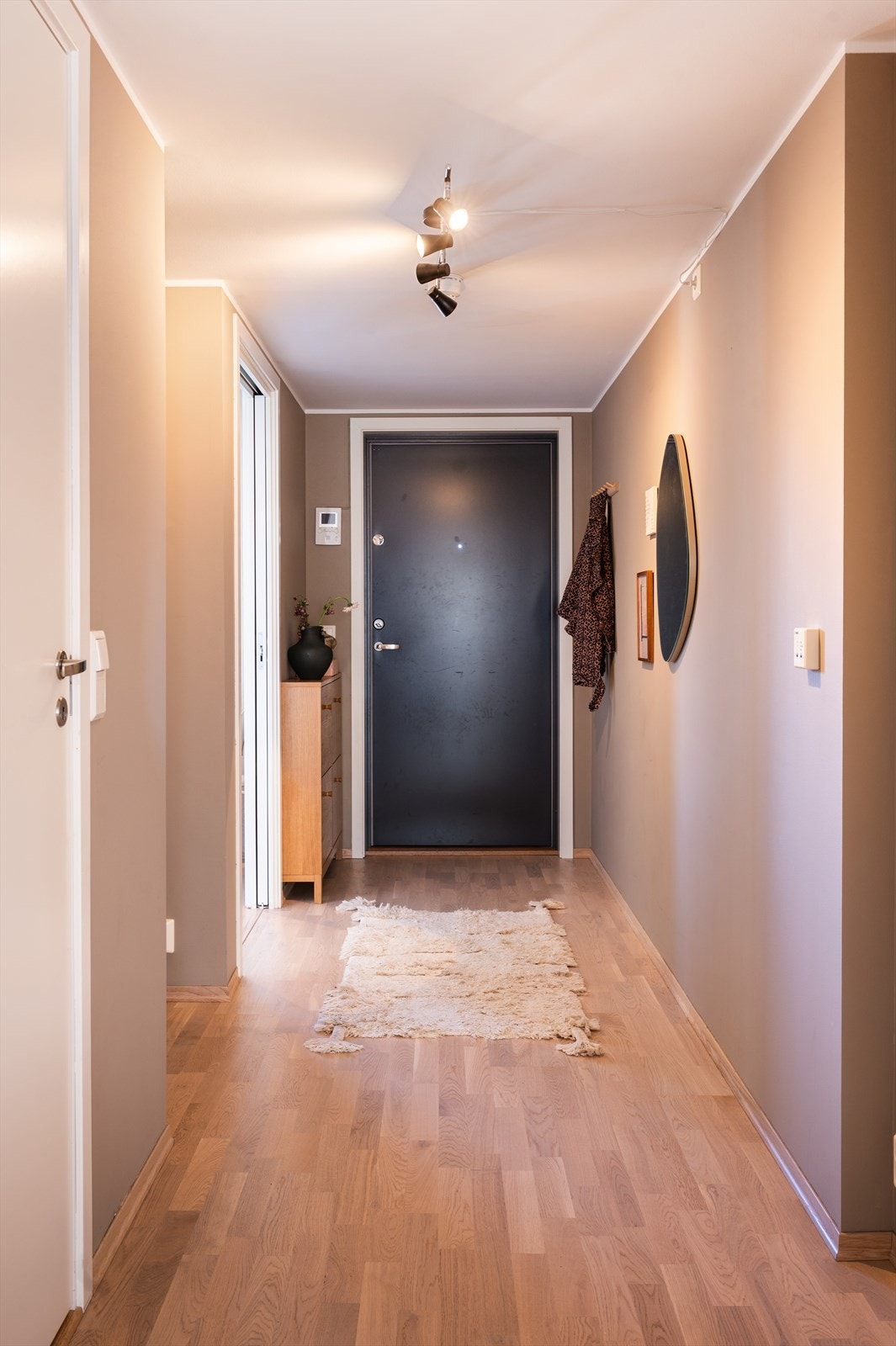 Fra gangen er det adkomst inn til en praktisk bod. God lagringsplass til klær, utstyr og andre nødvendigheter. Galleribilde