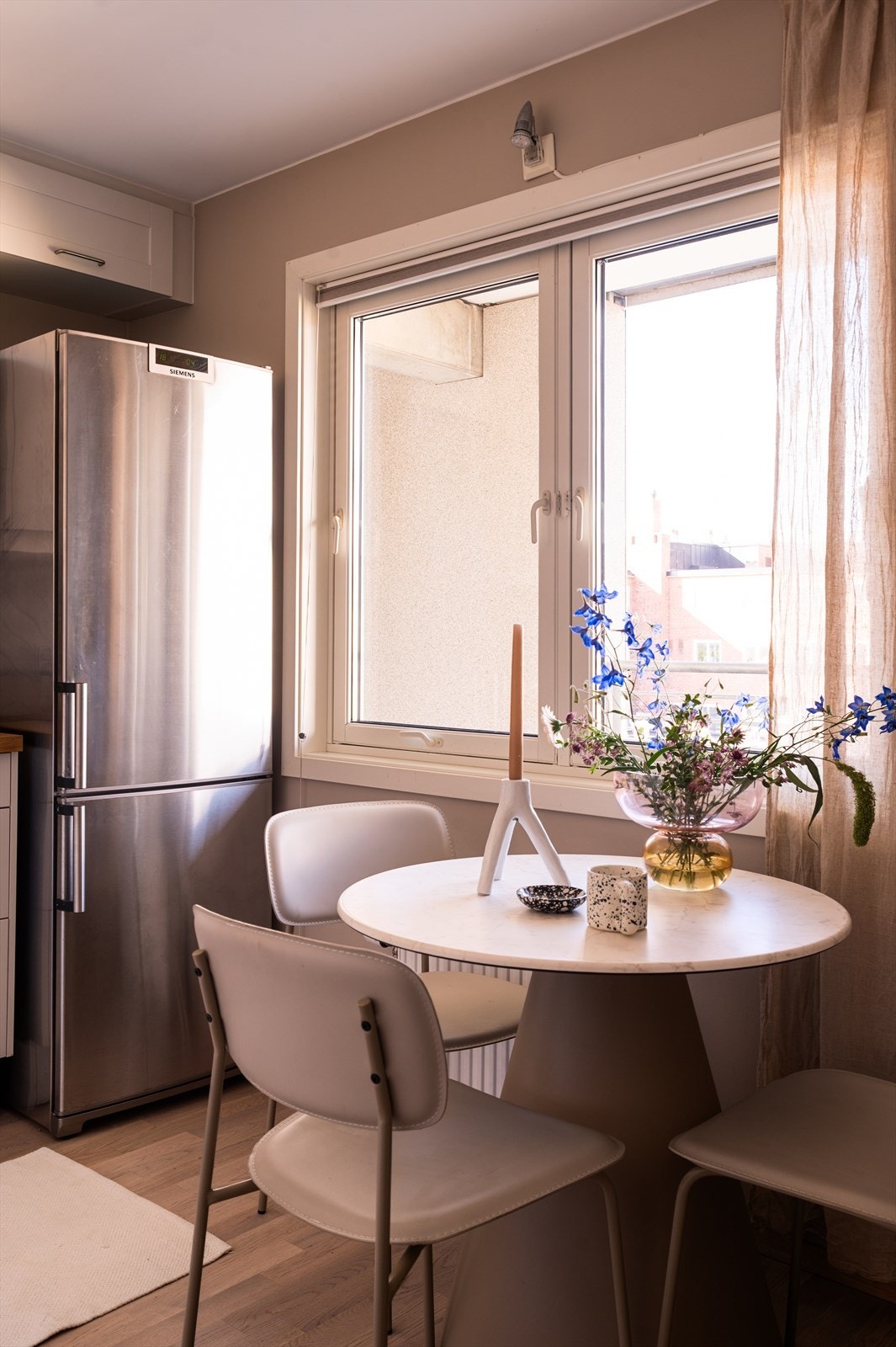 Praktisk og gjennomført kjøkken med godt lysinnslipp. Galleribilde