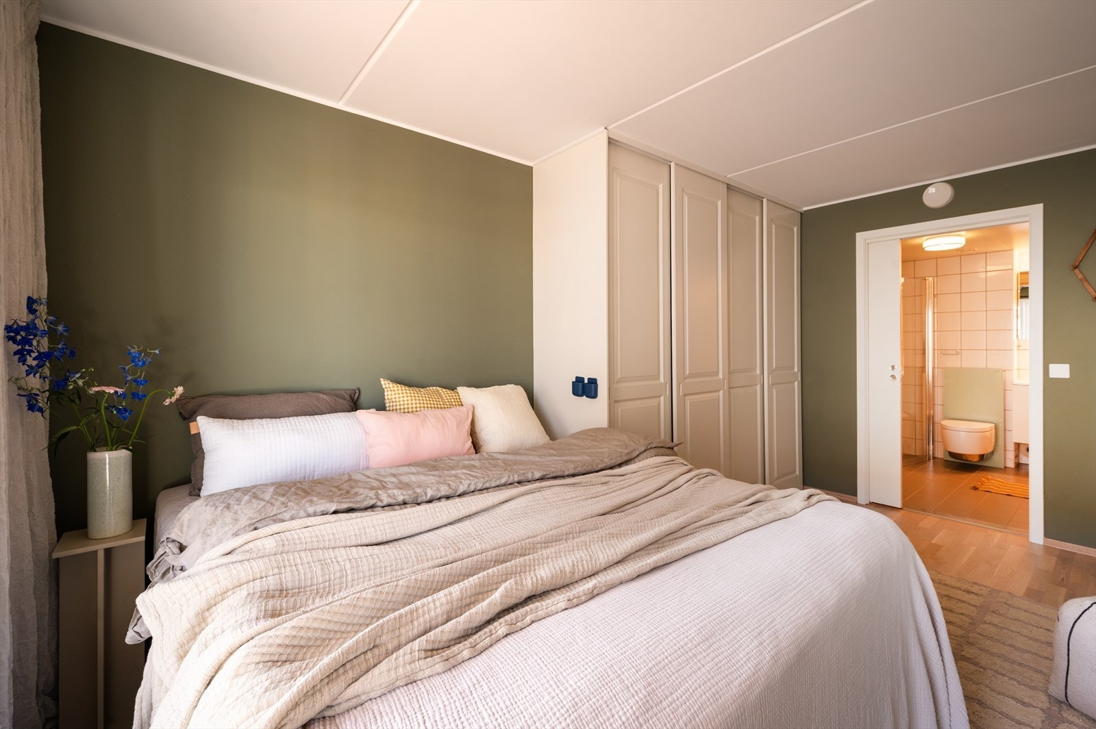 Det er montert garderobeskap fra gulv til tak for optimal oppbevaring. Galleribilde