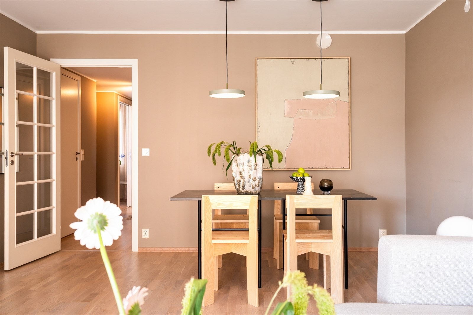 Plass til stort spisebord perfekt for sosiale sammenkomster. Galleribilde