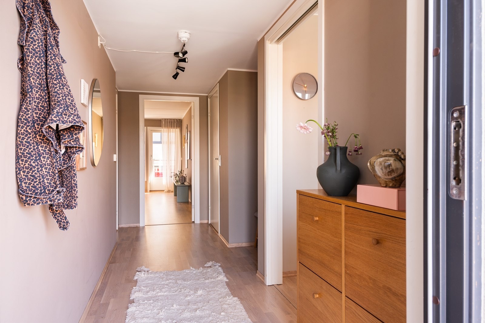 Lys og innbydende entré som har god størrelse. Her er det plass til både sko i skoskap og yttertøy på knaggrekke. Galleribilde