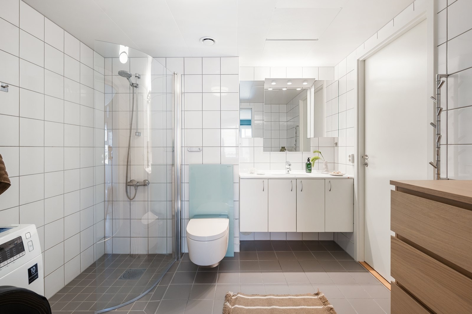 Pent og funksjonelt bad med moderne innredning og vannbåren gulvvarme. Galleribilde