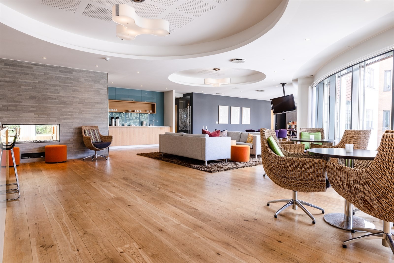 Med en Plussbolig® får du tilgang til et serviceområde med bemannet resepsjon, lobby, gjesterom, treningsrom, møterom, selskapsrom og kjøkken Galleribilde