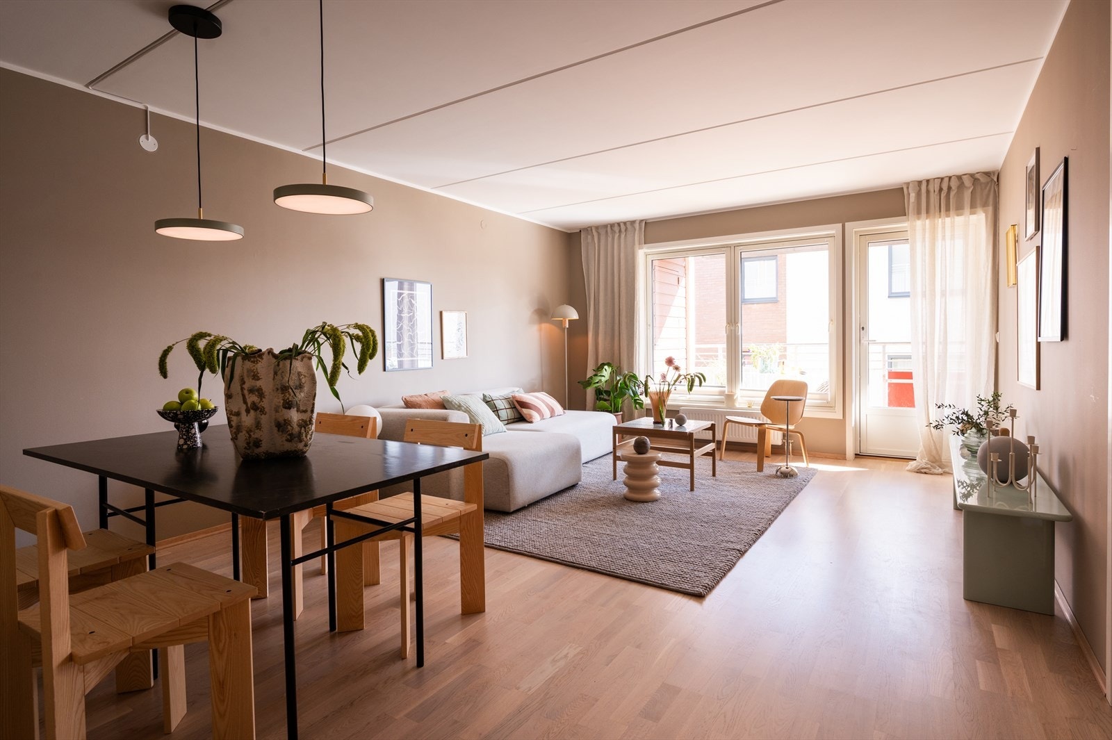 Rommet er lett å møblere og har plass til både sofagruppe og spisebord. Galleribilde