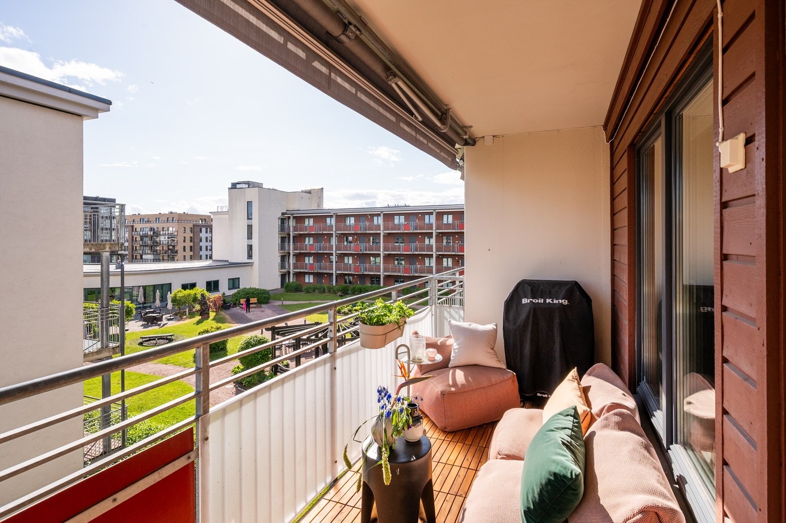 Her er det plass til utemøbler og annet ønsket møblement, samt markise for solskjerming på varme dager. Galleribilde