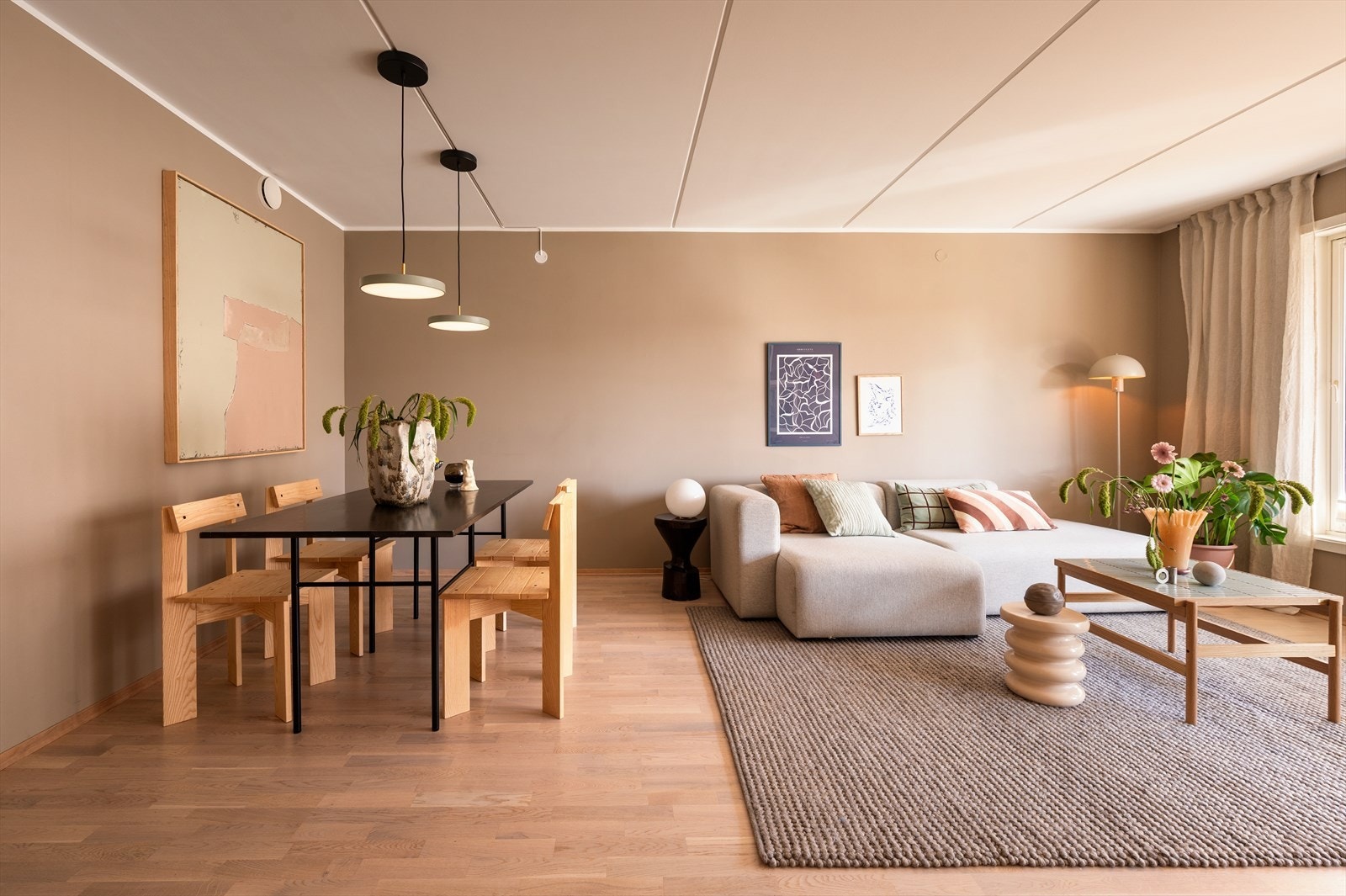 Lys og innbydende stue med nylig malte overflater i en delikat fargetone og pent parkettgulv. Galleribilde