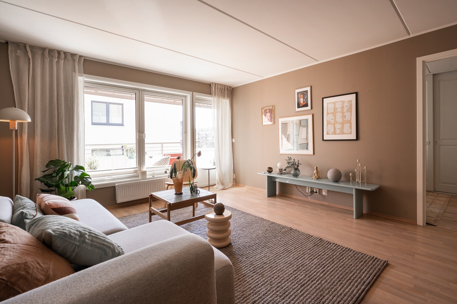 Store vindusflater slipper inn rikelig med dagslys og skaper en luftig romfølelse. Galleribilde