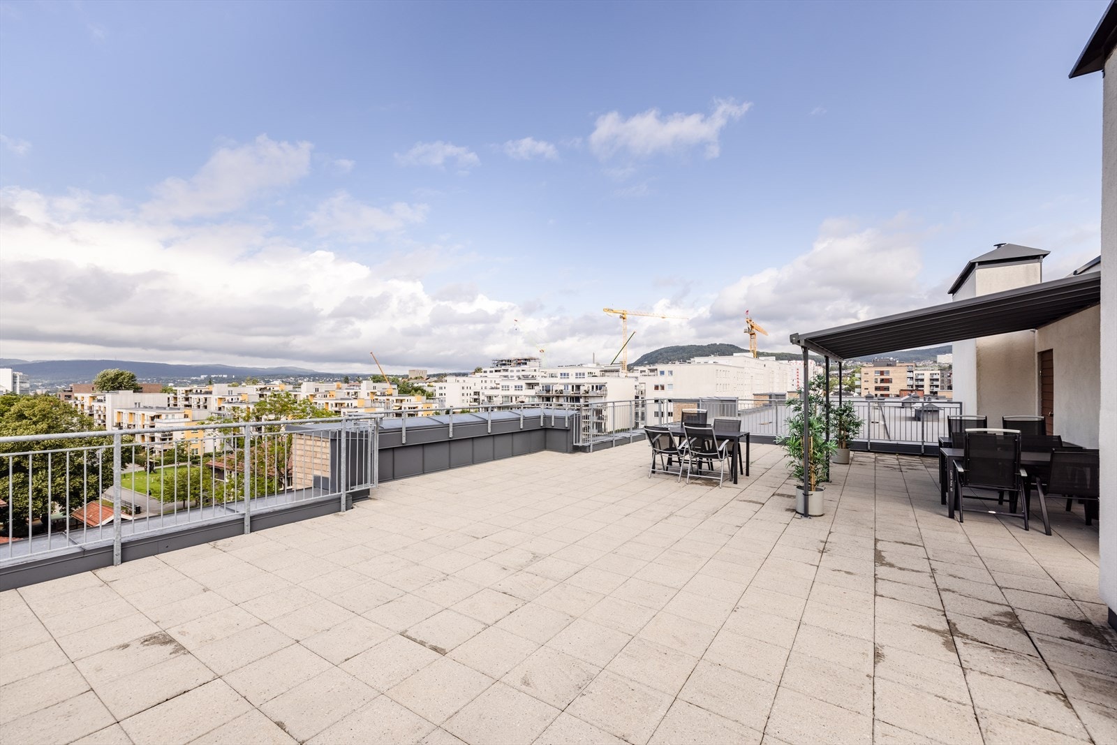 Den felles takterrassen er meget romslig og har sol fra morgen til kveld. Galleribilde