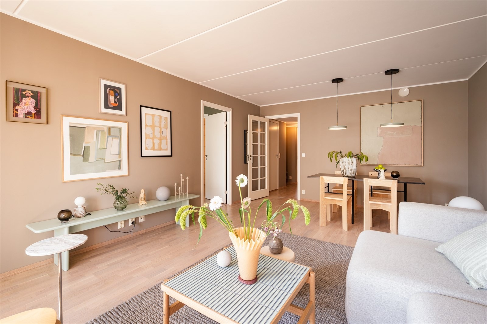 Stuen har store overflater som gjør det enkelt å sette sitt eget preg. Galleribilde