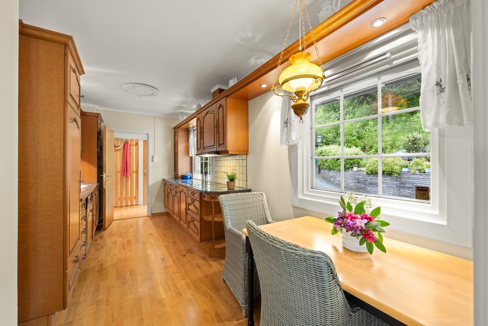 Hyggelig spiseplass med godt dagslys Galleribilde