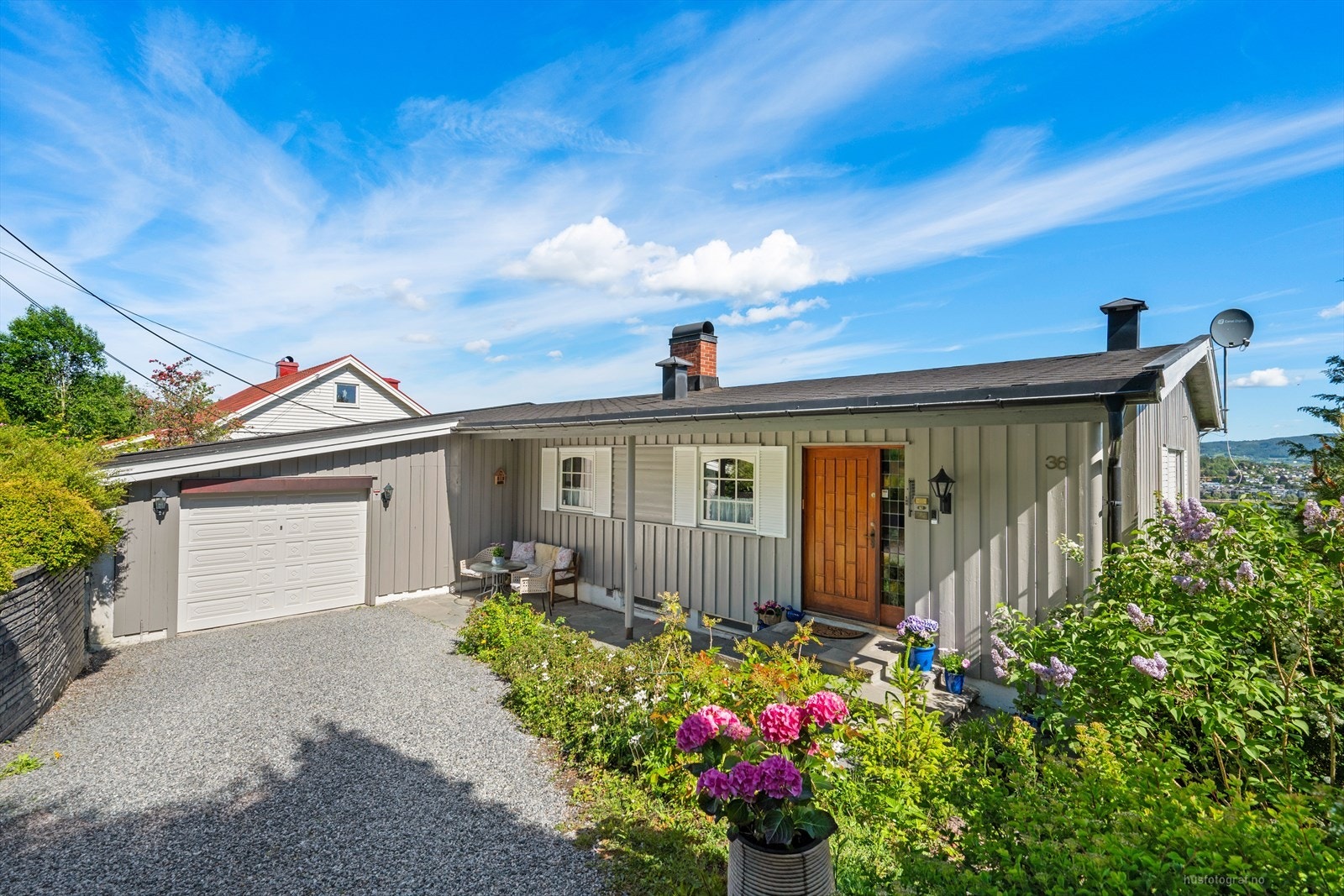 Gårdsplassen er innrettet med solplatting og integrert garasje Galleribilde