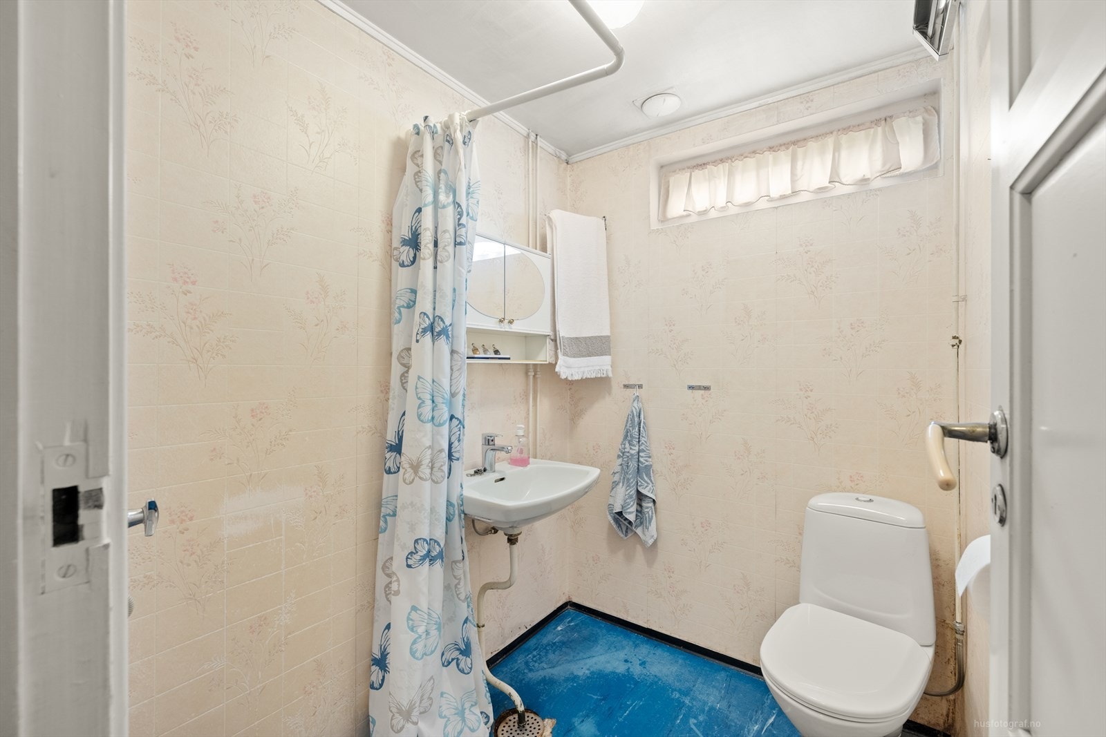 Enkelt og felles bad m/WC i underetasje rett ved hybel Galleribilde