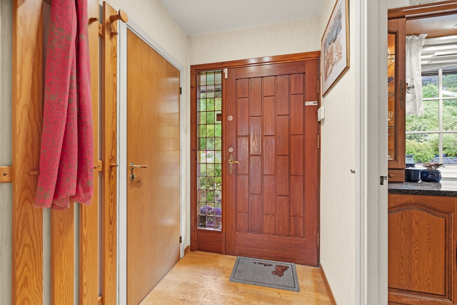 Inngangsparti med praktisk adkomst til både kjeller og kjøkken Galleribilde