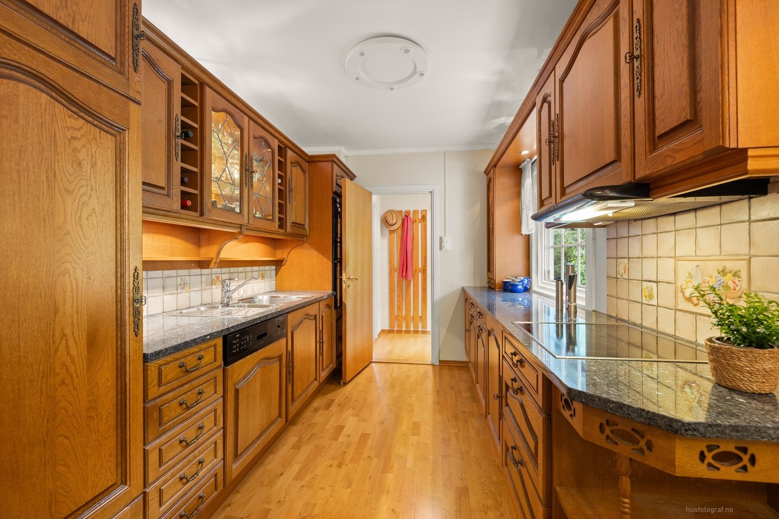 Belysning i skap og over benk . Fliser over benk Galleribilde