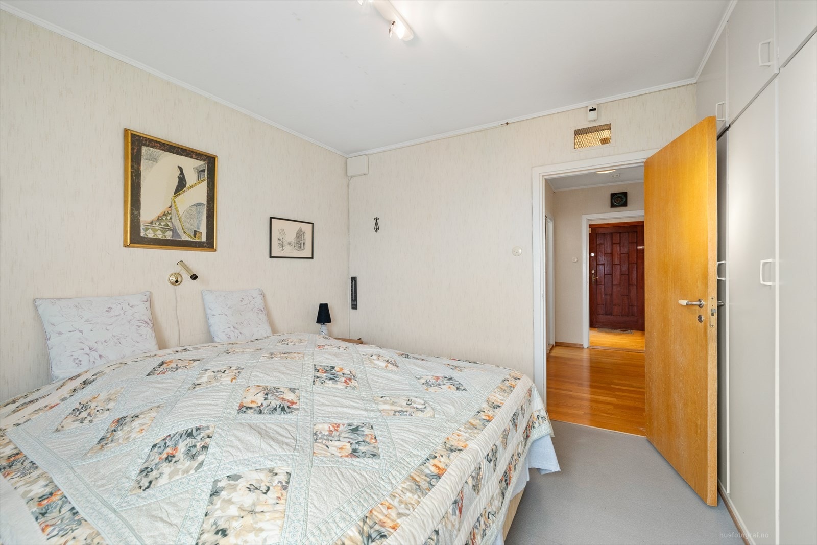 Garderobeskap på langvegg Galleribilde