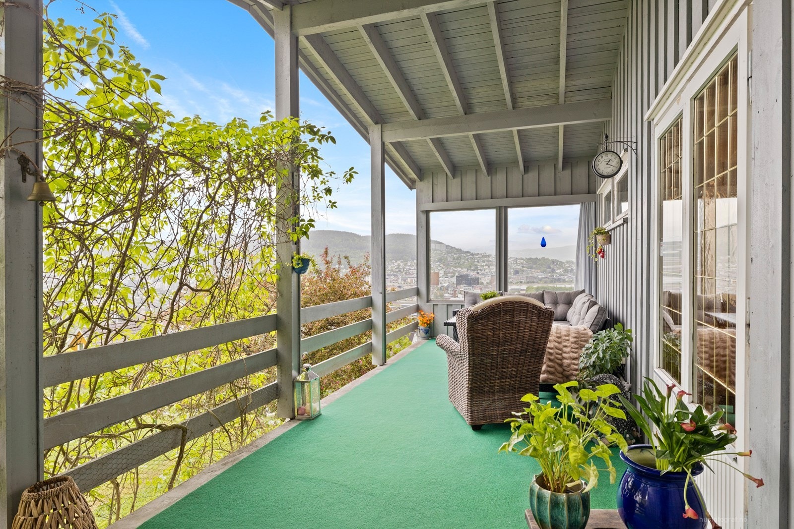 Overbygget og vestvendt veranda med hyggelig stemning i kveldssolen Galleribilde