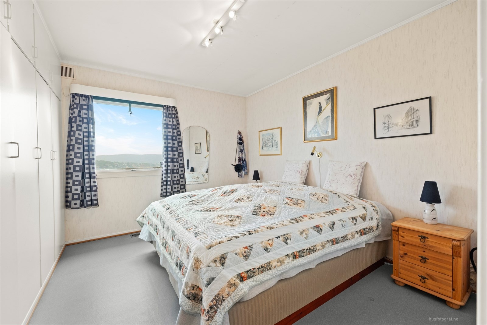 Hovedsoverom med flott utsikt til byen Galleribilde