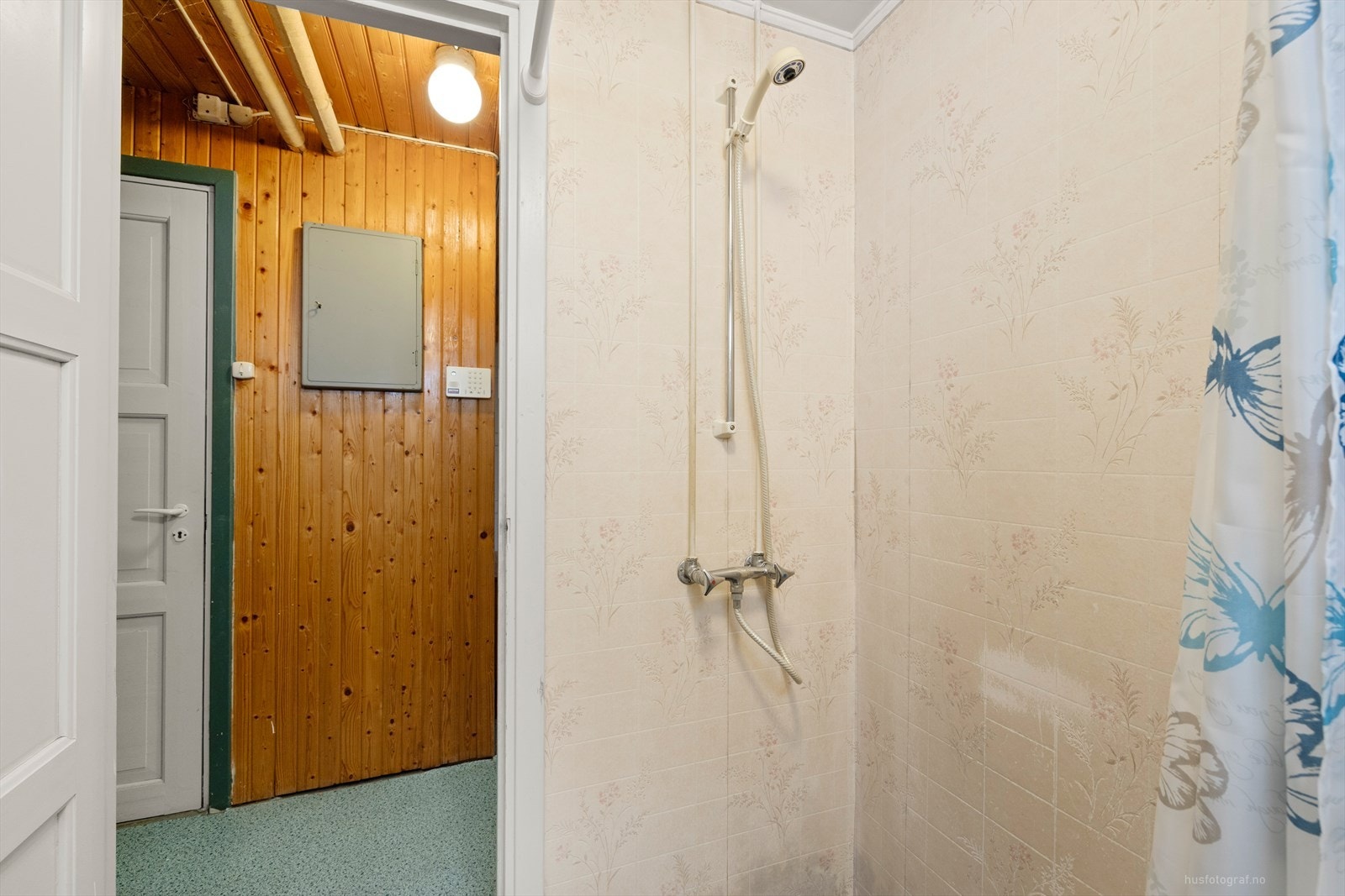 Veggdusj i underetasje for hybel Galleribilde