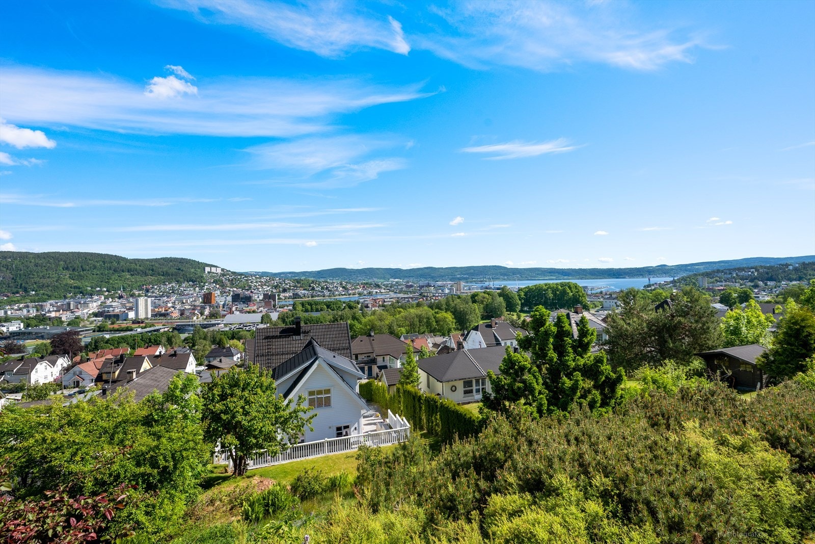 Herlig utsikt over byen og utover fjorden Galleribilde