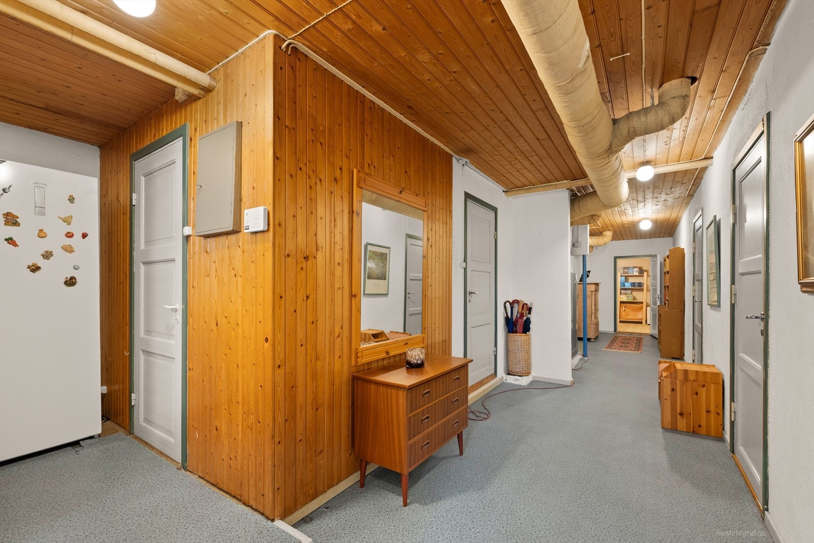 Gangen fører også til praktiske oppbevaringsrom og fyrrom - fyringskjelen går i dag på biobrensel og tanken er under terreng i rom tilstøtende garasjen Galleribilde