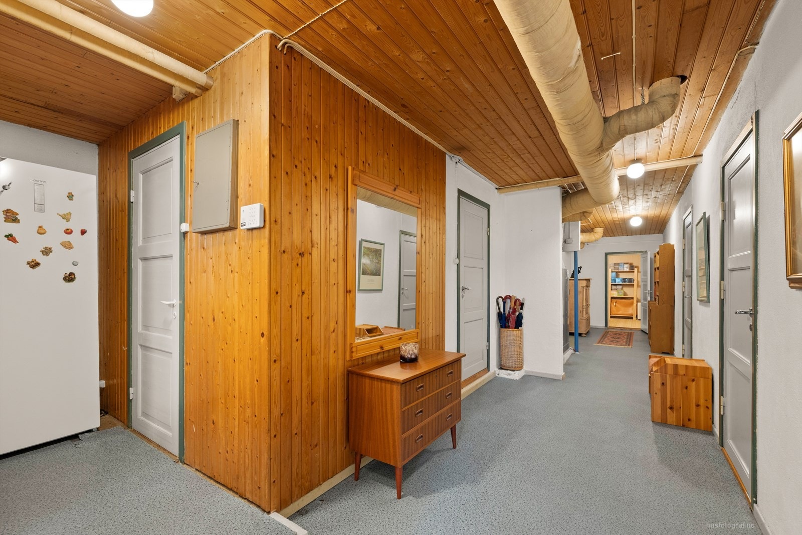 Felles gang for hybel og hoveddel med adkomst ut til hage Galleribilde