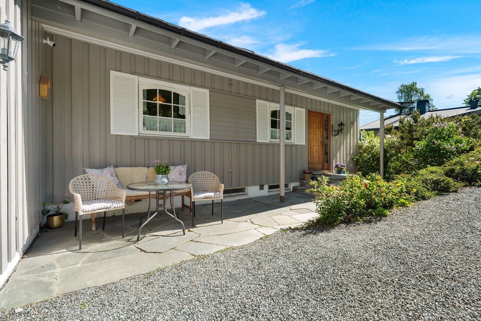 Her er det delvis overbygget og skiferbelagt uteplass med gode solforhold! Galleribilde