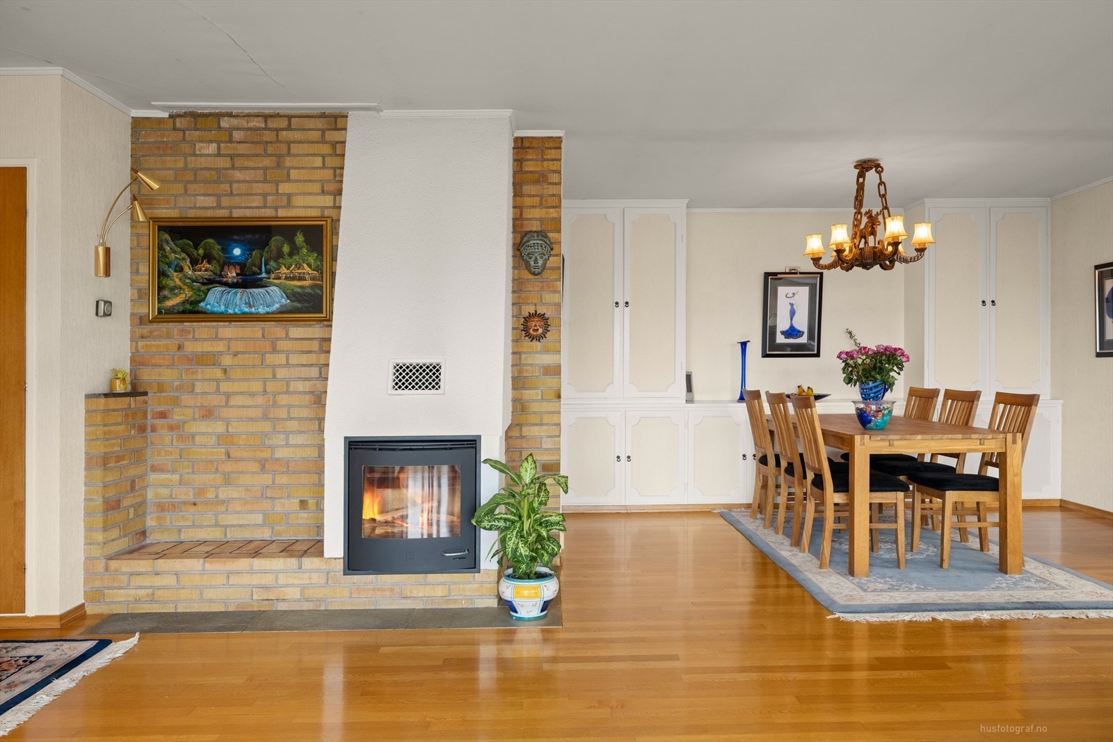 Peisen passer godt til huset og har moderne innsats - merk også innredningen i bakkant av spisestuen Galleribilde