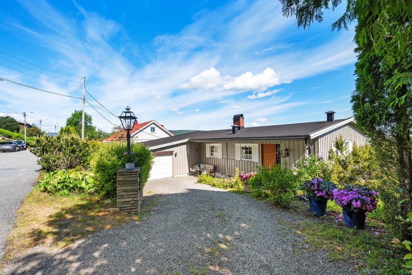 Hyggelig gårdsplass og innkjøring Galleribilde