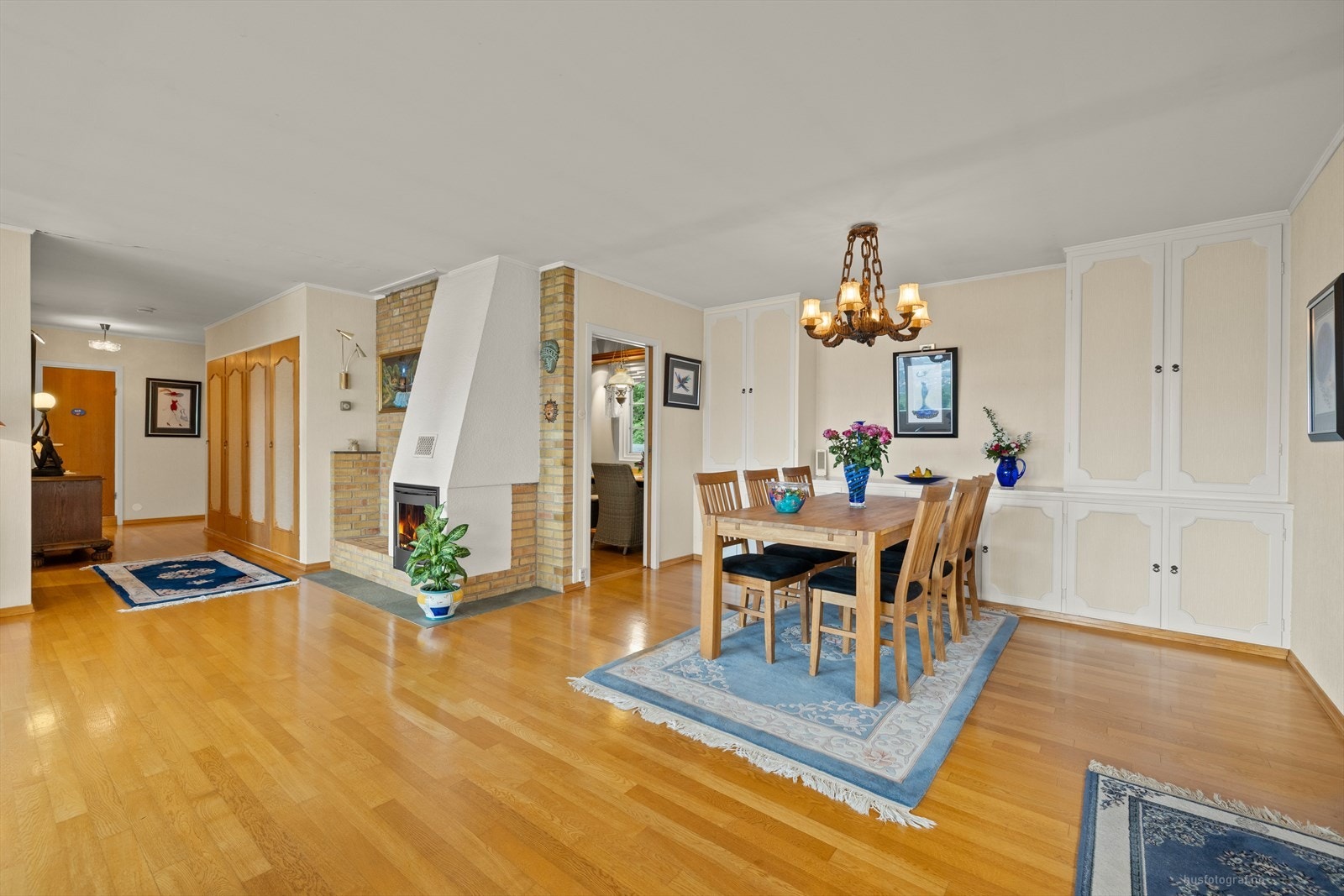 Planløsningen er meget praktisk der kjøkkenet er rett ved spisestuen Galleribilde