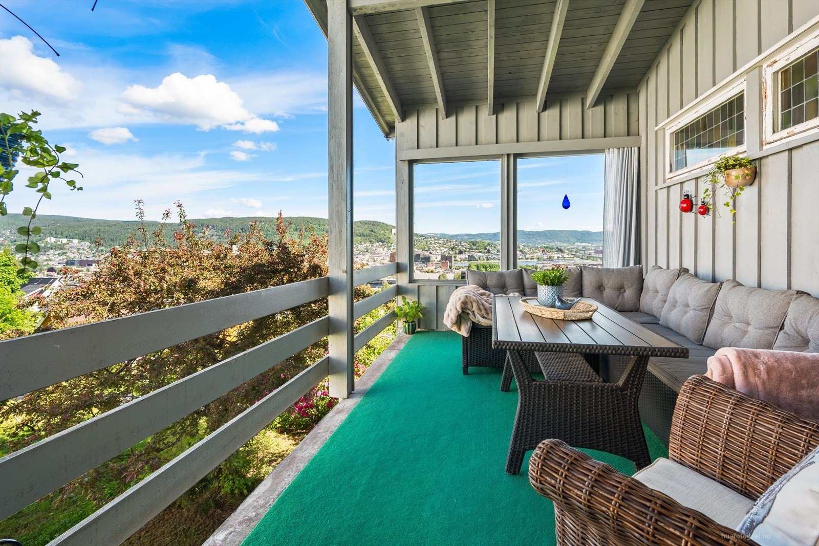 Overbygget og vestvendt veranda med hyggelig stemning i kveldssolen Galleribilde