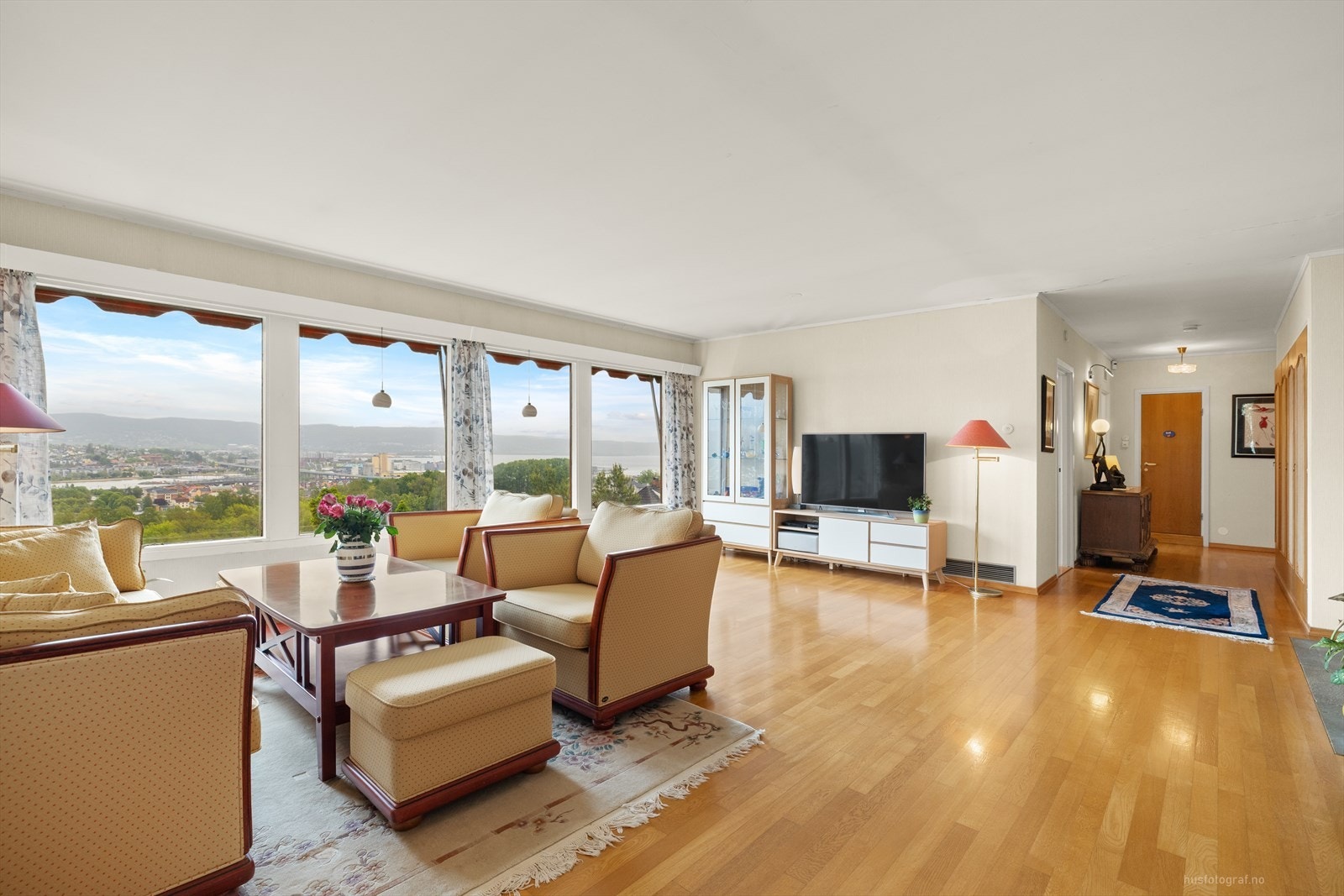 Stuen gir et luftig og usjenert preg med en helt spesiell utsikt mot fjorden Galleribilde