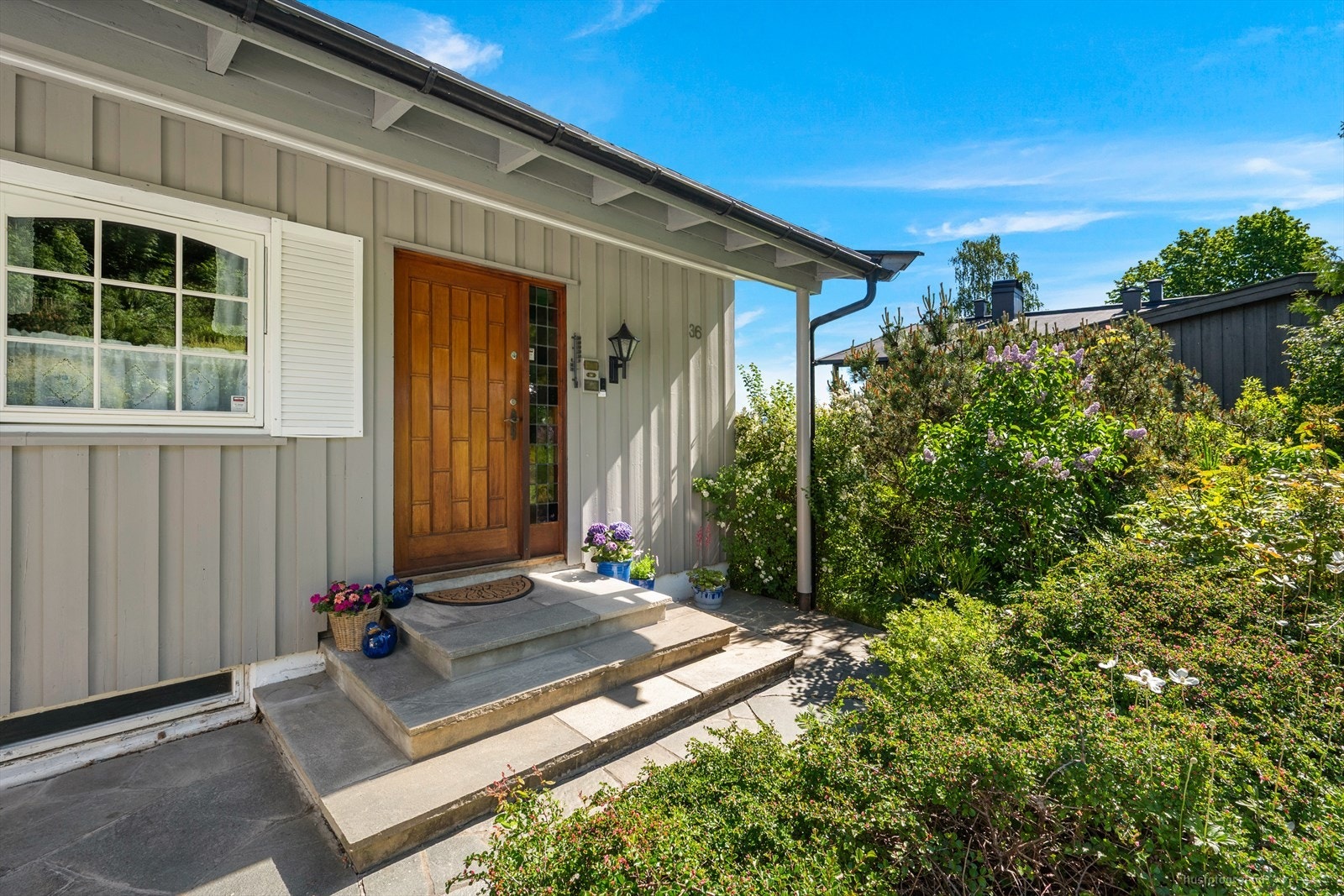 Hyggelig og overbygget inngangsparti Galleribilde