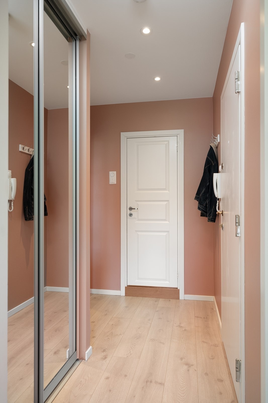 Entrén er malt i en frisk farge med slette vegger. Entrédør i brannklasse B30, med 35 desibel lydmotstand. Leiligheten er tilknyttet felles callingannlegg. Galleribilde