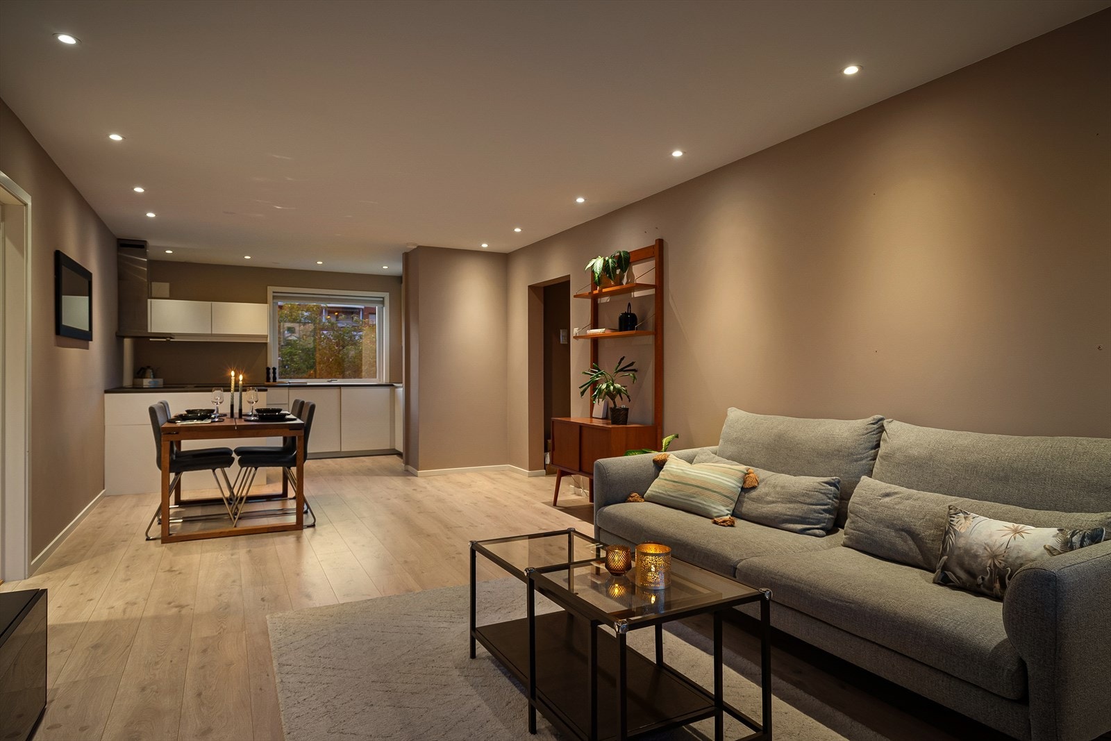 Downlights i taket gjør at man enkelt kan styre og sette ønsket stemning i rommet. Galleribilde