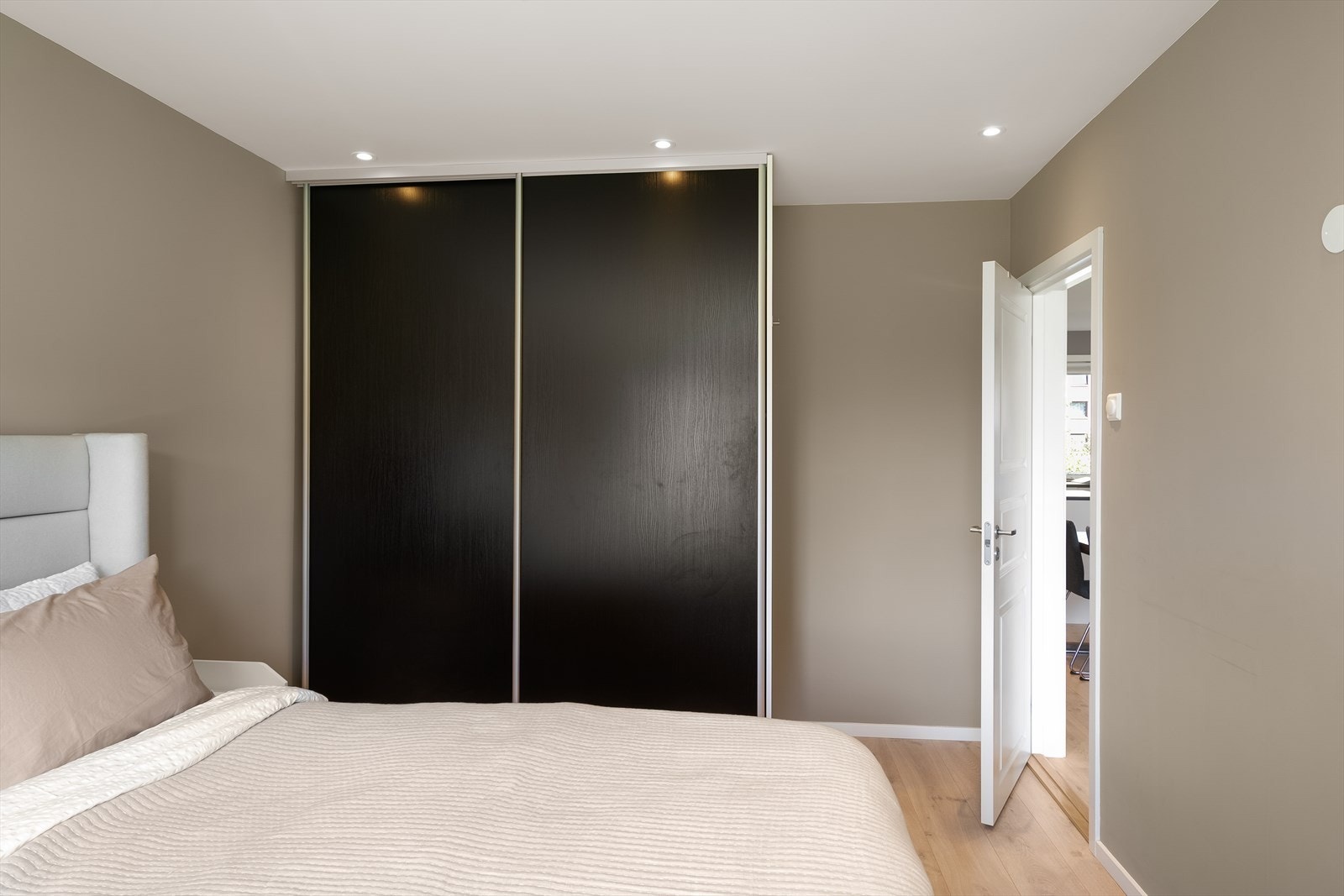 Hovedsoverommet har god plass til dobbeltseng og tilhørende møblement. Stor skyvedørsgarderobe medfølger salget. Galleribilde