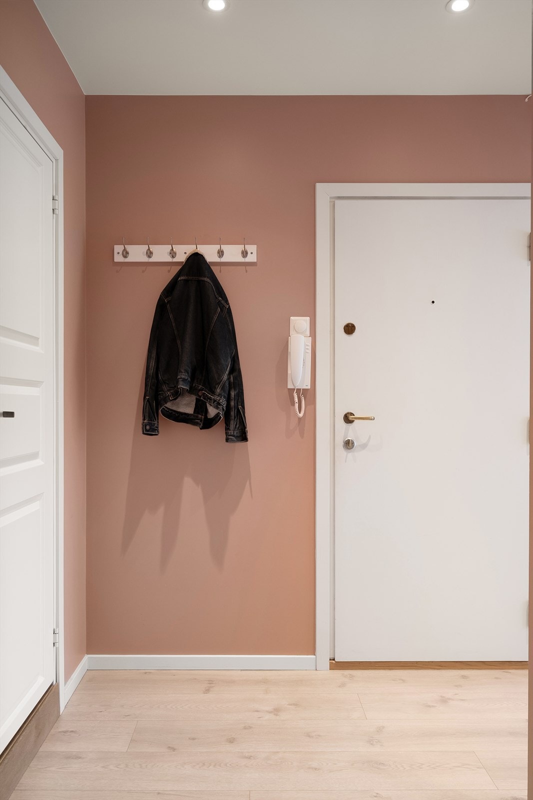 Velkommen inn! Du blir møtt av en romslig entré, med god plass til å henge fra seg yttertøy og sette fra seg sko. Galleribilde