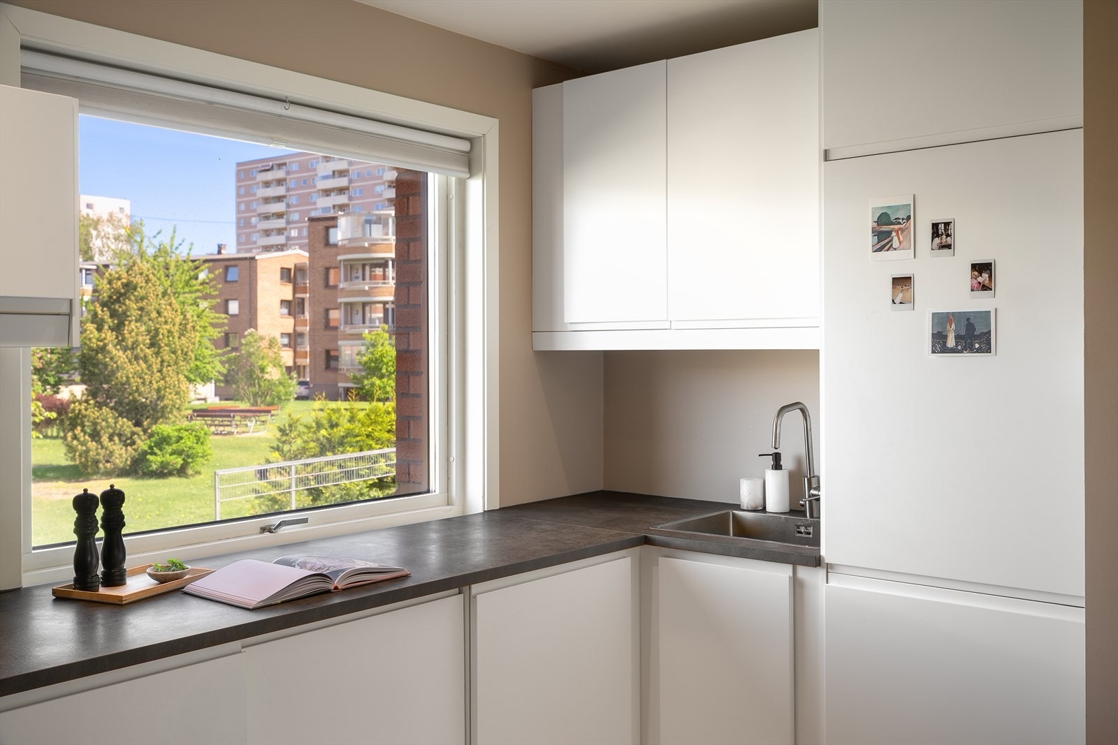 Det er et hyggelig utsyn fra kjøkkenet til borettlagets grønne fellesarealer. Galleribilde